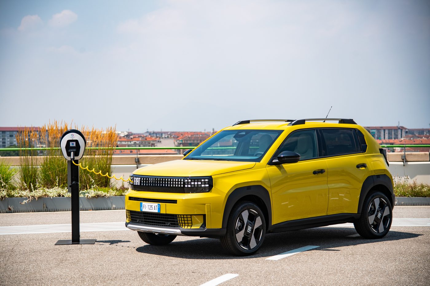 FIAT Grande Panda на зарядна станция на покривен паркинг