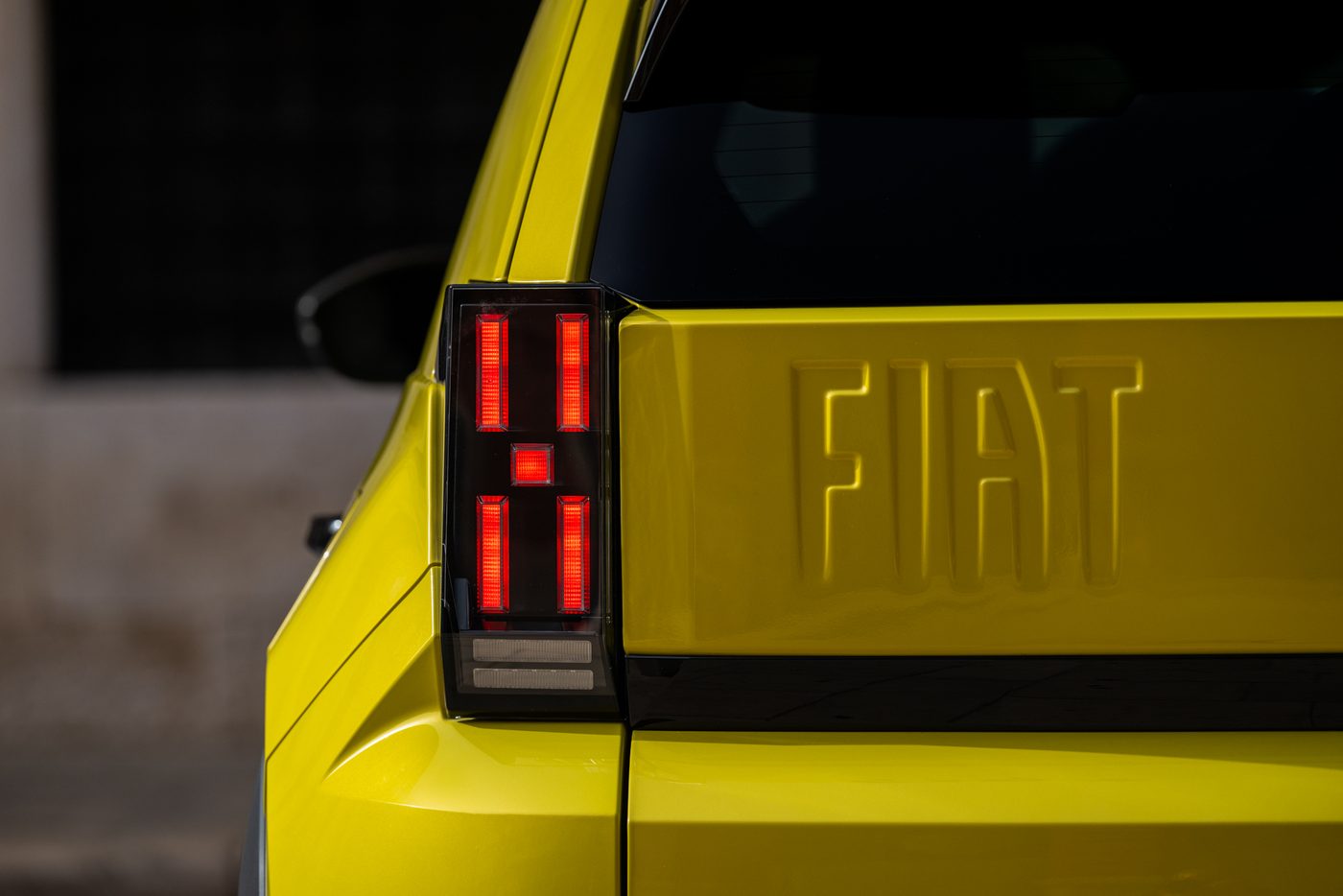Детайл от задната част на FIAT Grande Panda с пикселен стоп